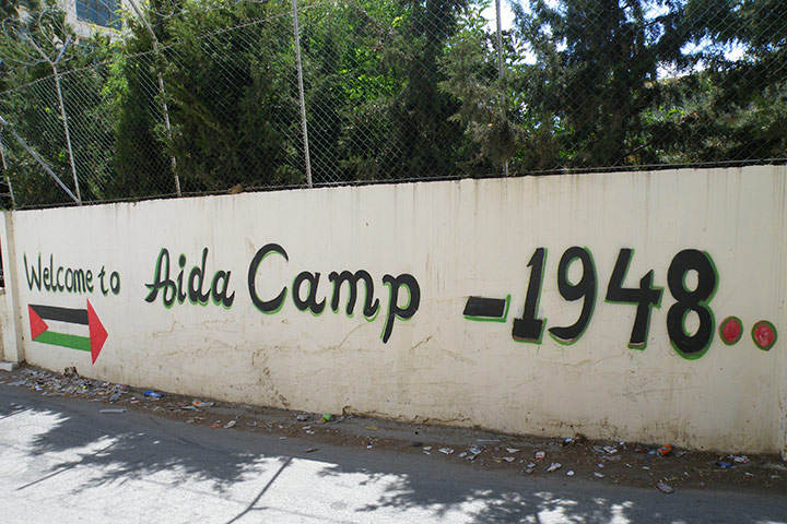 Eingang zum Aida Flüchtlingslager in Bethlehem. Auf einer Mauer steht geschrieben: Welcome to Aida Camp - 1948. Foto: Mrbrefast (CC BY-SA 3.0)