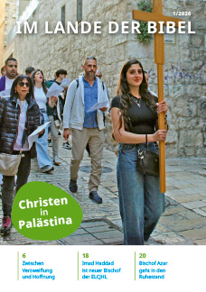 Zeitschrift Im Lande der Bibel 1/2026: Christen in Palästina. Das Cover zeigt mehrere Menschen auf einer Prozession durch die Altstadt Jerusalems. Im Vordergrund trägt eine lächelnde junge Frau ein großes Holzkreuz.