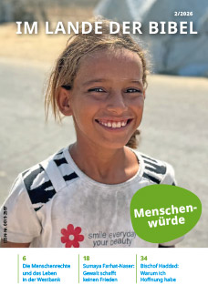 Das Cover der Zeitschrift "Im Lande der Bibel" (2/2026) zeigt ein lächelndes Mädchen aus Gaza