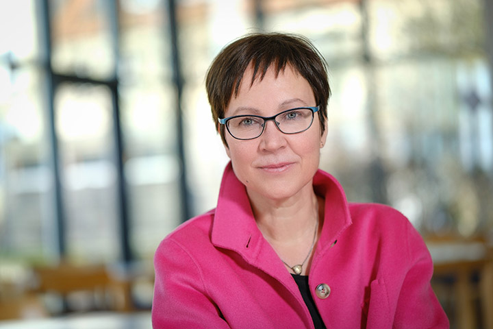 Präses Dr. Adelheid Ruck-Schröder, Evangelische Kirche von Westfalen, ist eine Frau mittleren Alters mit dunklen, kurzen Haaren. Sie trägt eine Brille und ein pinkes Sakko.