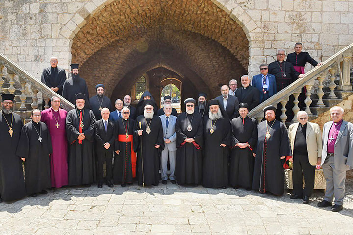Mitglieder des Rats der Kirchen im Nahen Osten mit dem griechisch-orthodoxen Patriarchen von Antiochien, Johannes X. im Hof des griechisch-orthodoxen Klosters Balamand im Libanon