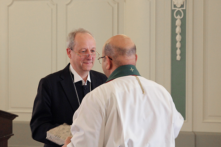 Bischof Dr. Christian Stäblein überreicht Bischof Dr. Imad Haddad ein Geschenk.