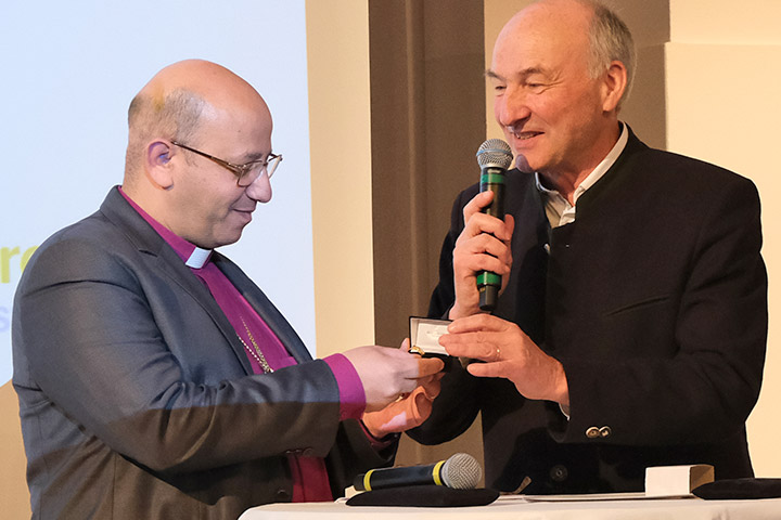 Der Vorsitzende des Jerusalemsvereins, Wolfgang Schmidt, begrüßte Bischof Haddad mit einem Reise-Bischofsring als Geschenk.