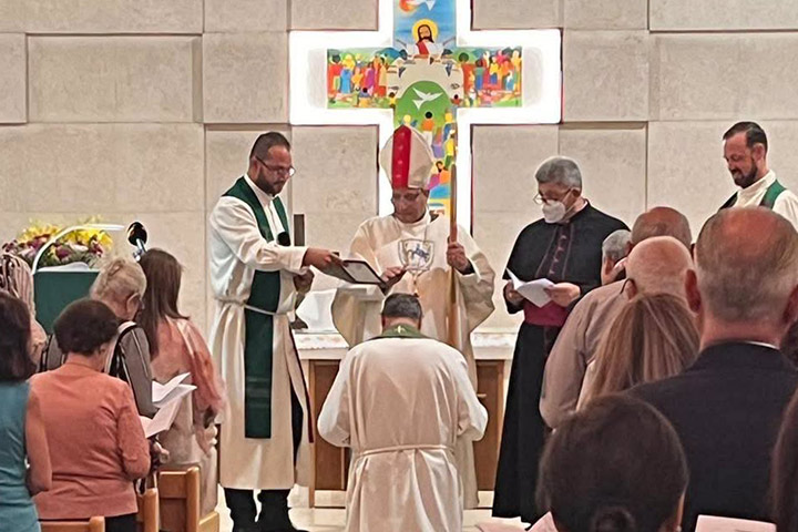 Anton Nassar wurde während eines feierlichen Gottesdienstes in der Gemeinde „Zum Guten Hirten“ als Pfarrer der ELCJHL in Amman eingeführt.