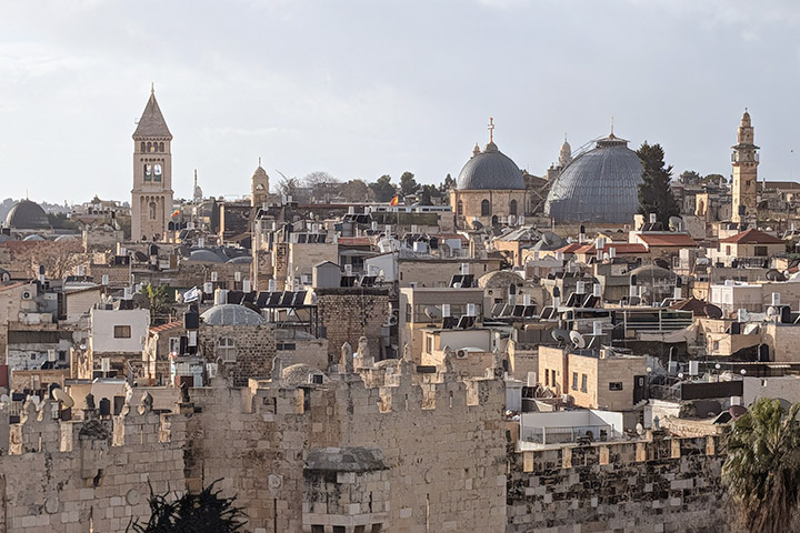 Blick auf die Dächer der Altstadt Jerusalems mit den Kuppeln der Grabeskirche.
