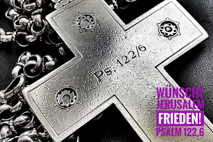 Das Amtskreuz des Propstes von Jerusalem: ein solides Metallkreuz, in der Mitte weist eine Gravur auf Ps. 122,6 hin.