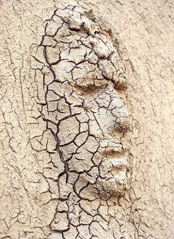 „Ich, Ismael“ (1996) von Sliman Mansour: Man sieht einen Ausschnitt des Werkes. Ein aus Lehm geformtes Gesicht ragt als Relief heraus. Der Lehm weist viele Bruchstellen auf.